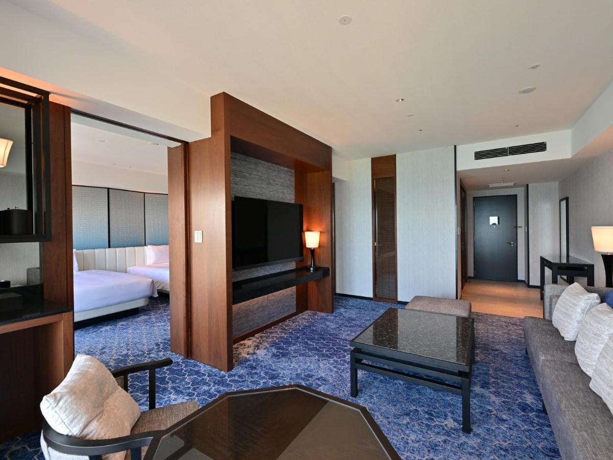 Ryukyu Hotel & Resort Nashiro Beach Itoman Exteriör bild A suite at the hotel