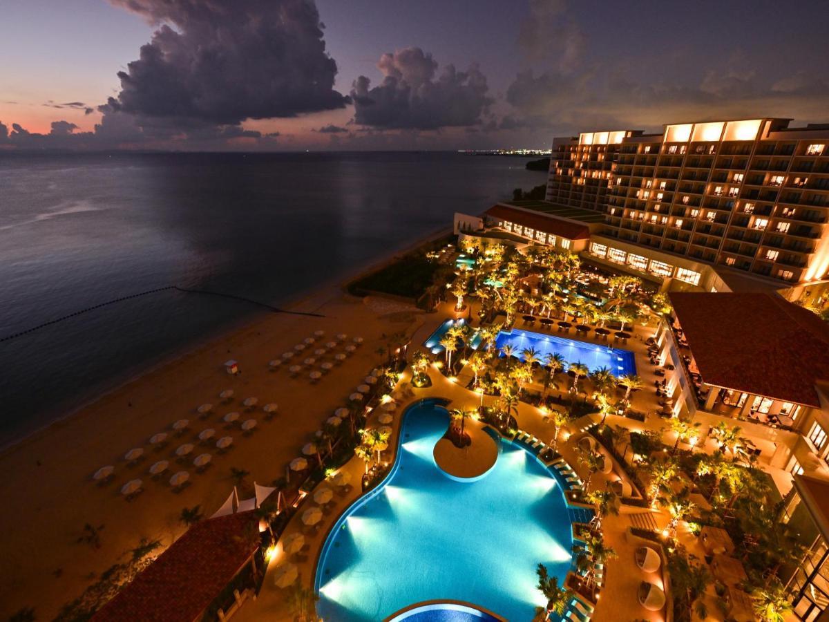Ryukyu Hotel & Resort Nashiro Beach Itoman Exteriör bild The resort at night
